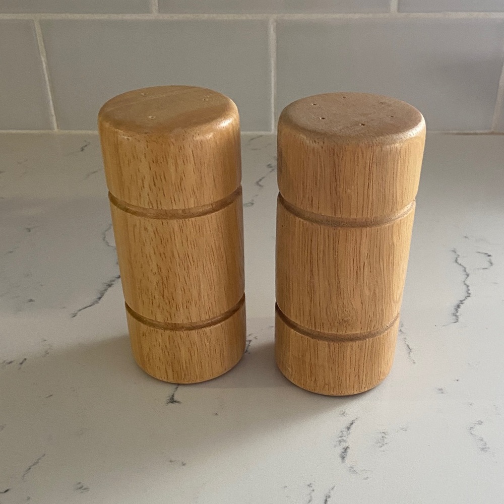 Wood Salt & Pepper Shaker Set – Natural Hardwood Mid Century Design